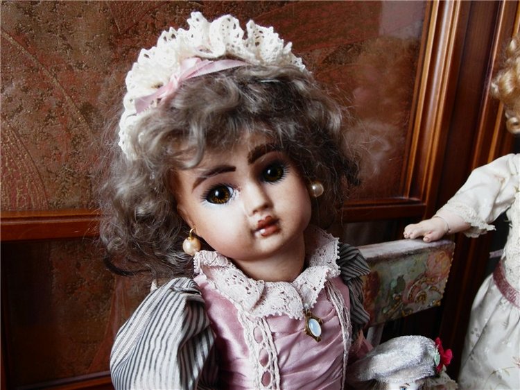 Как моя антикварочка с репликой подружились! А Ваши куколки так дружат (фото 4)