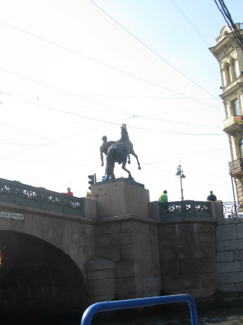 Приглашаем на водную экскурсию по Петербургу