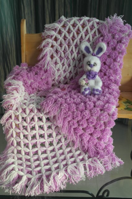 МК Плед из Помпонов — Как сделать аксессуары для кукол: сумки (фото 6)