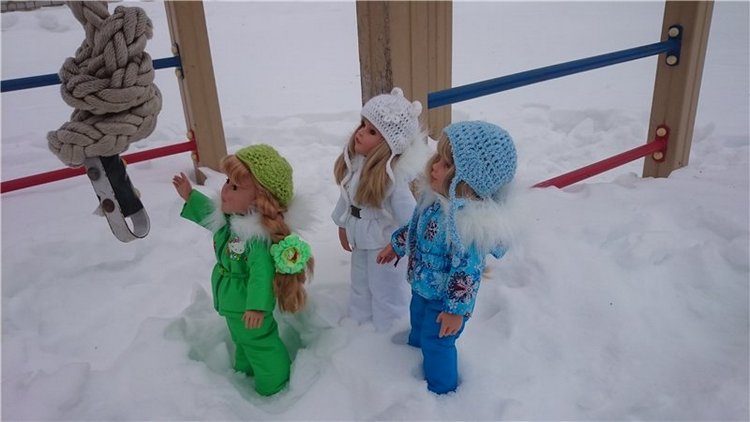 Мы в костюмчиках стоим,скоро Вас мы навестим!Открывайте ворота,выбегает детвора