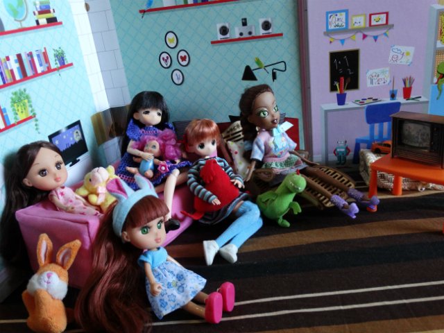 Хорошо, когда у мамы столько кукол и домик для них