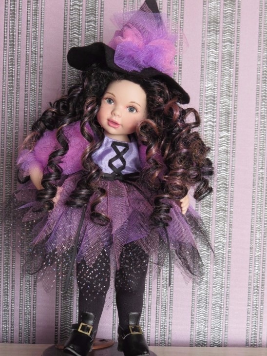 Неожиданно для меня, прилетела ко мне чудная фарфоровая ведьмочка