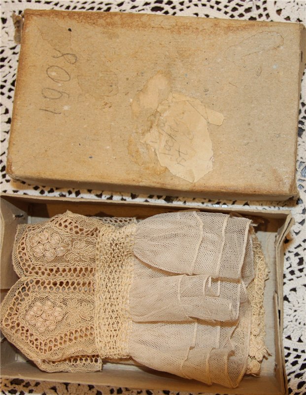 "Meine Tochter ist 6" Антикварный гардероб для карманной куколки (фото 6)