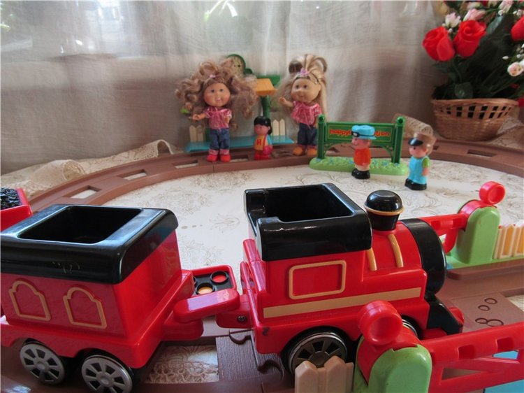 Под весёлый стук колёс мчит по рельсам паровоз. Дым пуская на лету, паровоз гудит: ту – ту