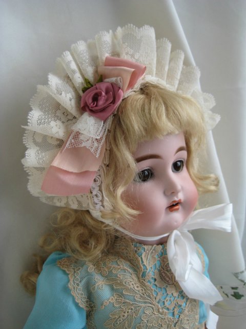 Небольшой мастер-класс по шитью классического боннета с оборкой для куклы (фото 6)