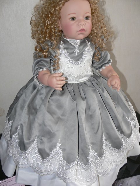 Необыкновенно красивая девушка Harvest Ball, Lee Middleton