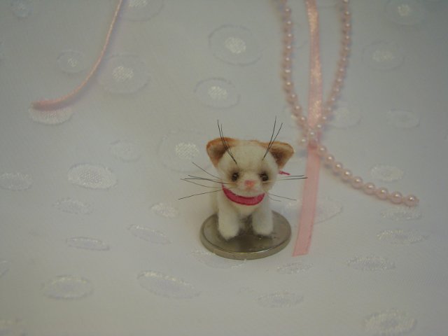 Очень маленький Котейка. Авторская игрушка валянием из шерсти Ольги Чернухо (фото 8)