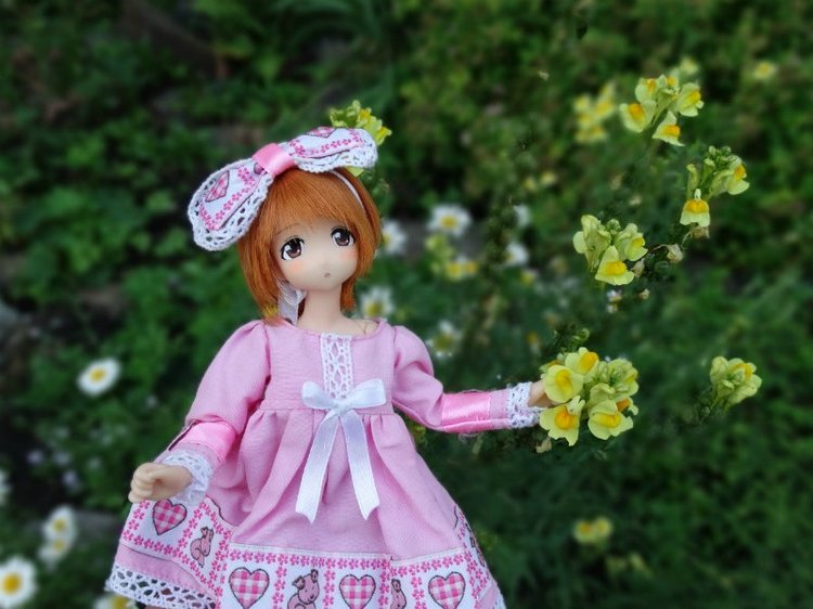 Дюймовочка в сказочном саду