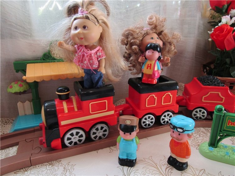 Под весёлый стук колёс мчит по рельсам паровоз. Дым пуская на лету, паровоз гудит: ту – ту (фото 10)