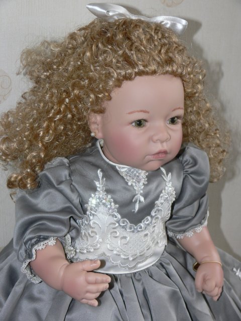 Необыкновенно красивая девушка Harvest Ball, Lee Middleton