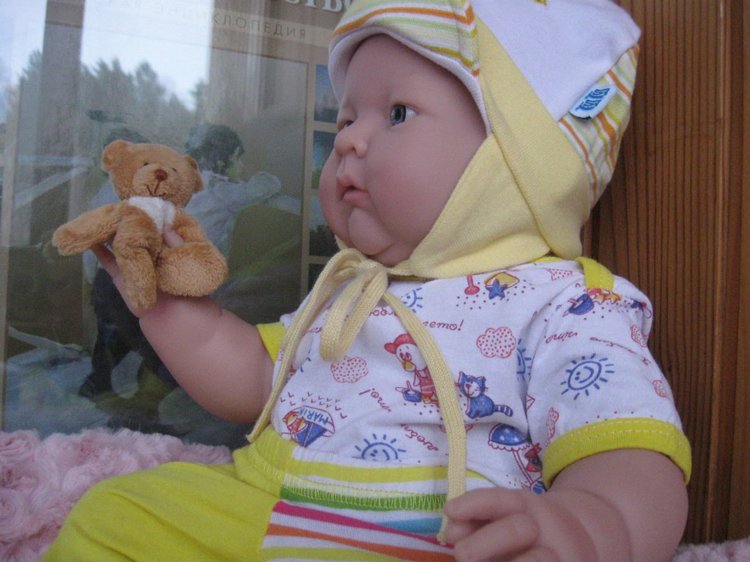 Маленькая Евочка любит наряжаться