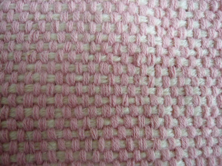 Плетеные и вязанные коврики для кукол (фото 6)