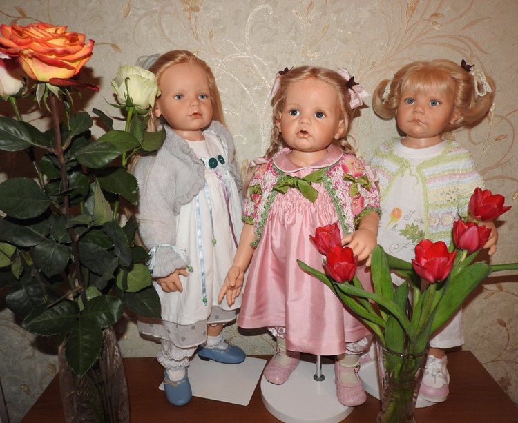 Живые цветы и куклы! С наступающим праздником