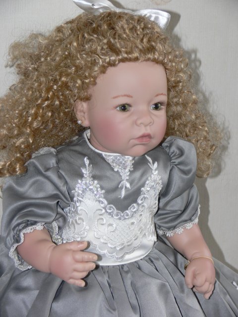 Необыкновенно красивая девушка Harvest Ball, Lee Middleton