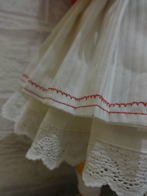 Энн озорная, забавная, любознательная малышка