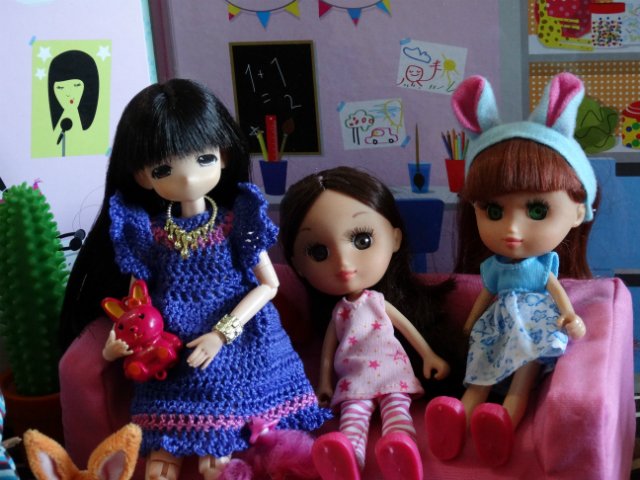 Хорошо, когда у мамы столько кукол и домик для них