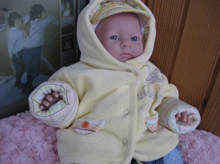 Сборы на прогулку маленькой Евочки