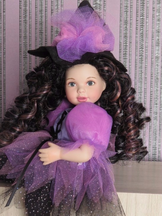 Неожиданно для меня, прилетела ко мне чудная фарфоровая ведьмочка