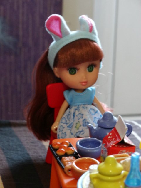 Хорошо, когда у мамы столько кукол и домик для них (фото 2)