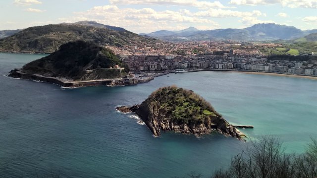 Пегий пёс, бегущий краем моря