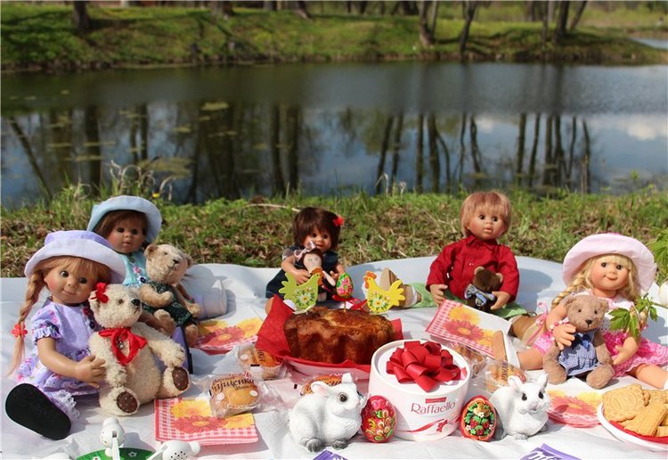 Весёлая семейка на прогулке