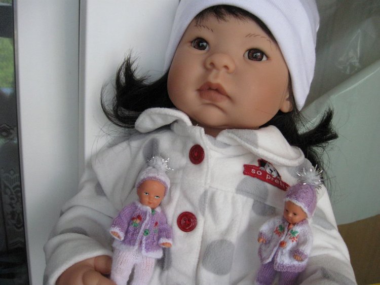 Азиаточка Миддлетончик и её любимые игрушки