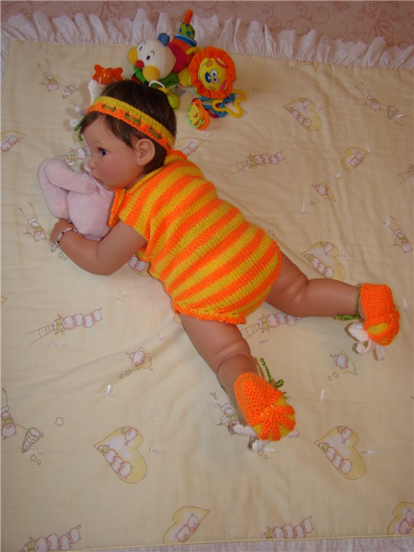 Ярче солнышка.Вязанный костюм для куколки Ли Миддлтон (фото 10)