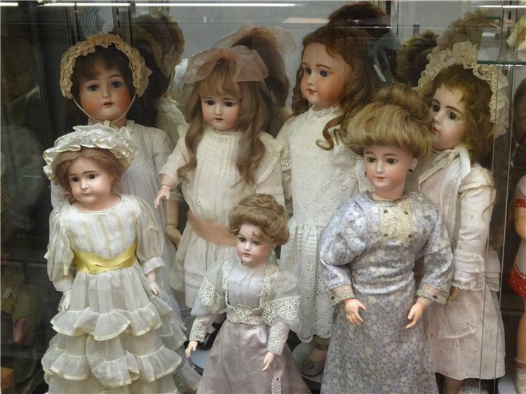 Я в своей жизни никогда не видела столько антикварных кукол. Фото (фото 7)