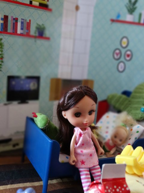 Хорошо, когда у мамы столько кукол и домик для них (фото 6)