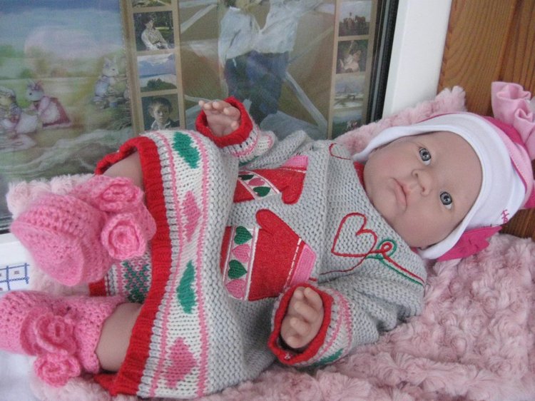 Маленькая Евочка любит наряжаться