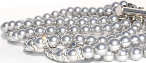 Надели шарики на нити. Красиво очень, посмотрите! Сваровски нашими глазами