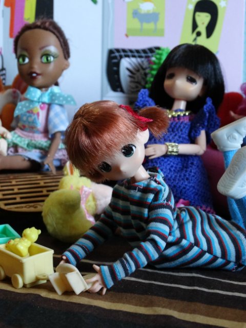 Хорошо, когда у мамы столько кукол и домик для них