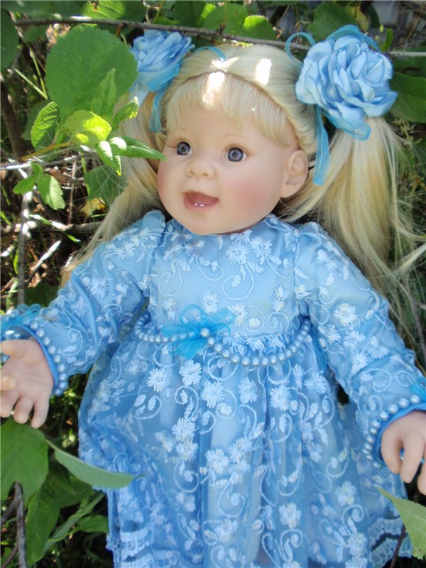 Растет в поле ягодка-малинка, а у нас живет Полинка))) Переодеваемся снова)))