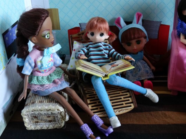 Хорошо, когда у мамы столько кукол и домик для них
