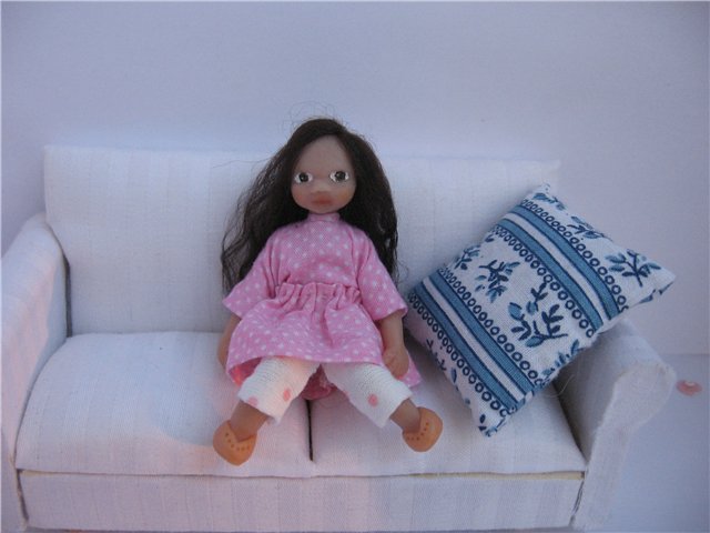 Малышка с зайчиком. Мини кукла (фото 3)