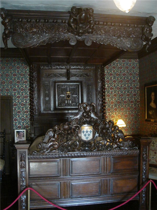 Небольшой замок или большой дом