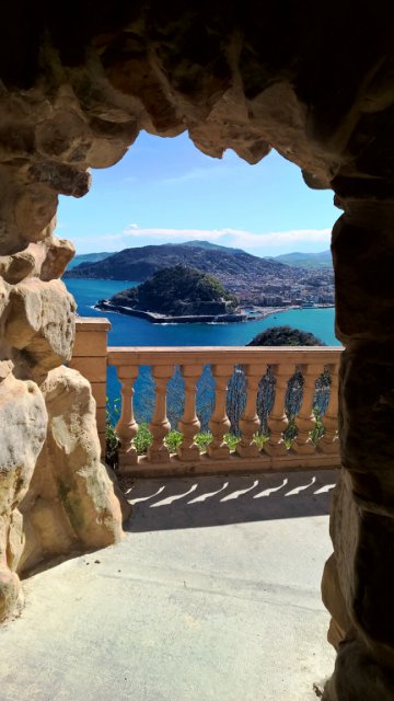 Пегий пёс, бегущий краем моря