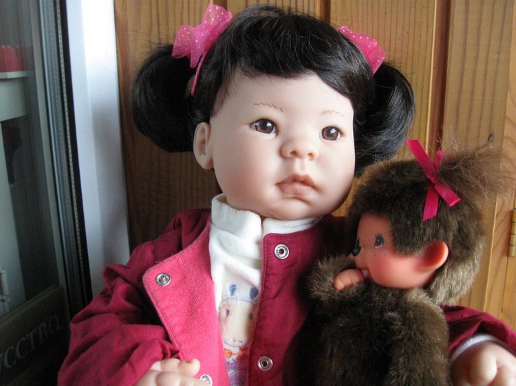 Азиаточка Миддлетончик и её любимые игрушки
