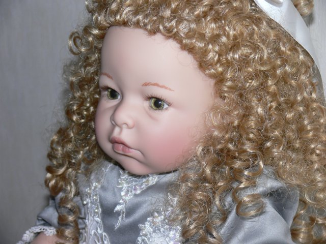 Необыкновенно красивая девушка Harvest Ball, Lee Middleton