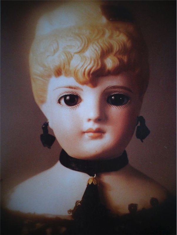 Антикварные куклы в тематических фотографиях