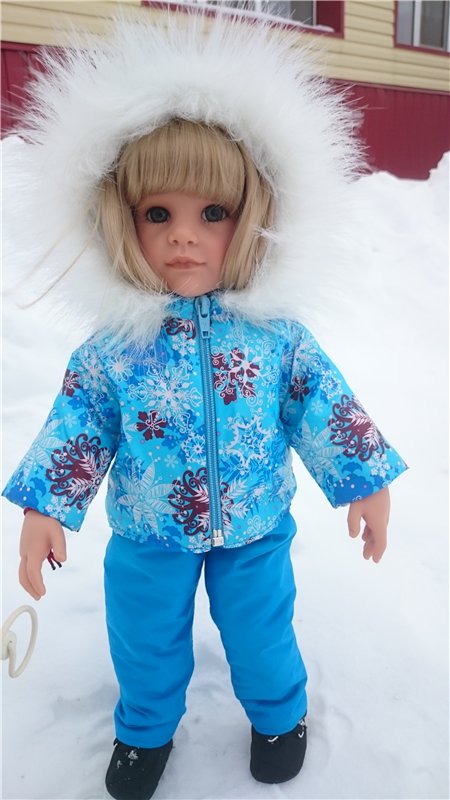 Мы в костюмчиках стоим,скоро Вас мы навестим!Открывайте ворота,выбегает детвора