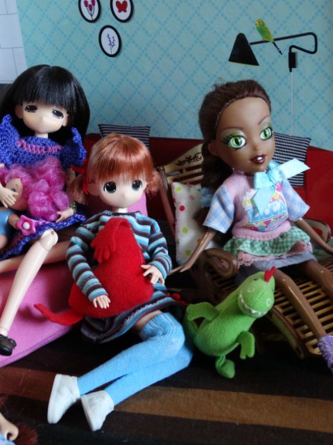 Хорошо, когда у мамы столько кукол и домик для них