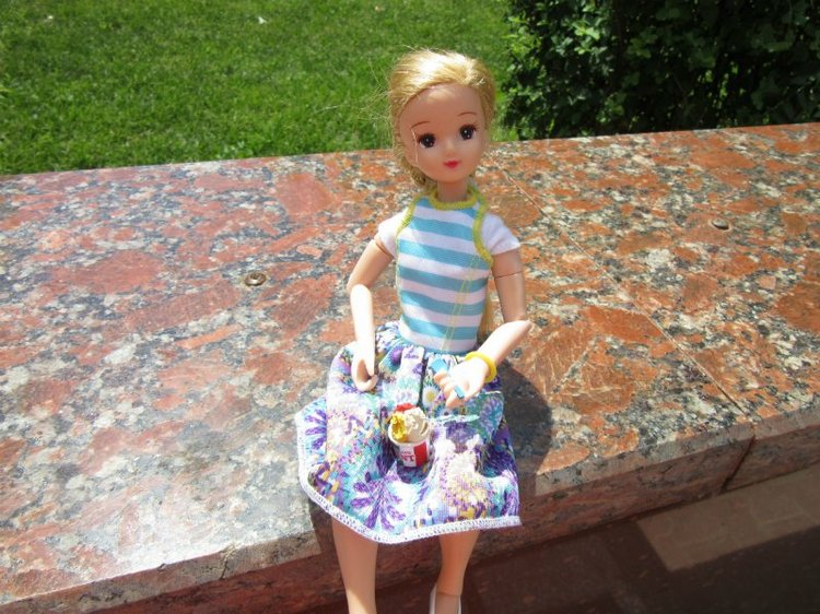 Всё я делаю с Хеленой...и диплом получаю тоже :)