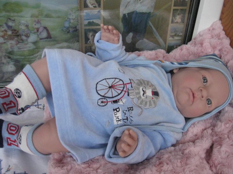 Маленькая Евочка любит наряжаться