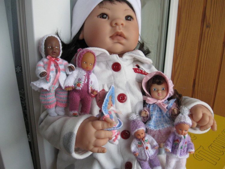 Азиаточка Миддлетончик и её любимые игрушки