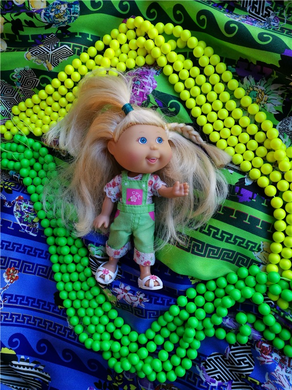 Надели шарики на нити. Красиво очень, посмотрите! Сваровски нашими глазами