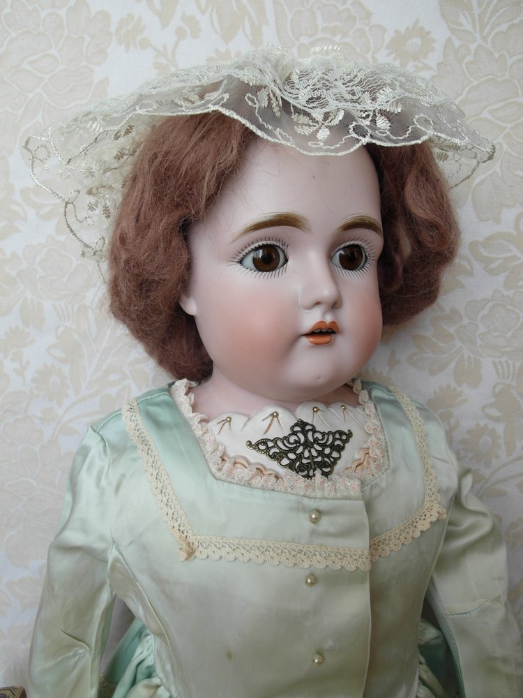 Ремонт "с фантазией" антикварной куклы