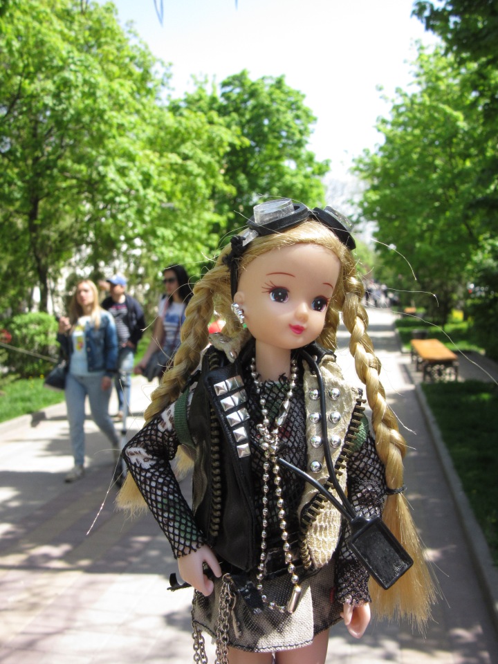 Первое мая. Сложно быть бунтарем, когда ты - милая девочка