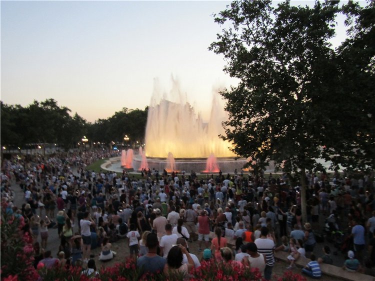 Шоу поющих фонтанов в Барселоне - окунемся с головой (фото 6)