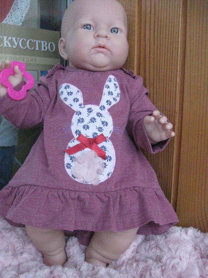 Маленькая Евочка любит наряжаться